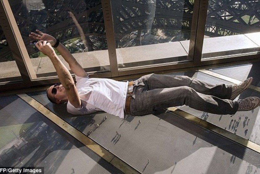 Turis selfie di lantai menara eiffel