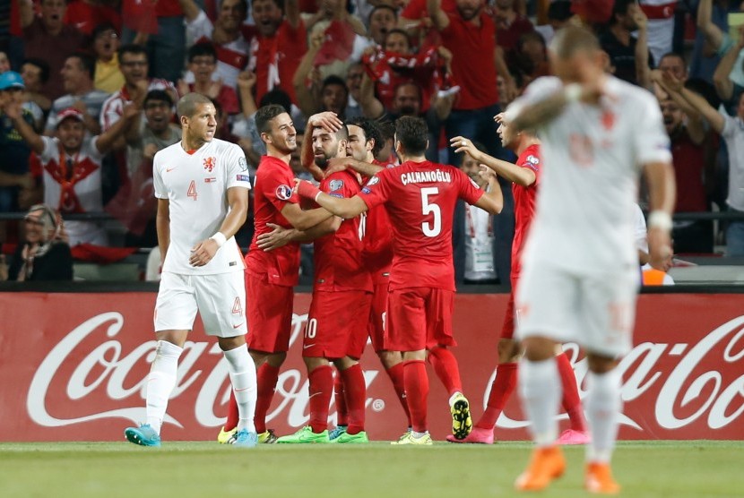 Turkey's Arda Turan (C) celebrates his goal with teammates during the UEFA Euro 2016 Group A qualifying round match between Turkey and the Netherlands in Konya, Turkey, 06 September 2015. 