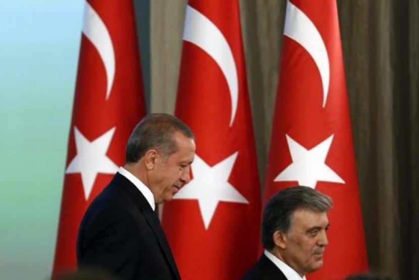 Turkey's new President Tayyip Erdogan (left) and outgoing President Abdullah Gul attend a handover ceremony at the Presidential Palace of Cankaya in Ankara August 28, 2014.