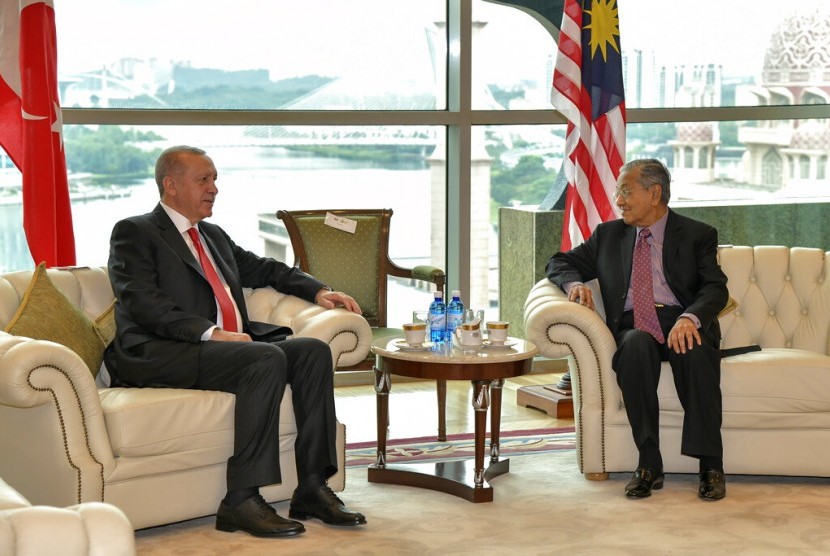 Presiden Turki Recep Tayyip Erdogan (kiri) berbicara dengan eks Perdana Menteri Malaysia Mahathir Mohamad di Putrajaya, Malaysia, Rabu (18/12).