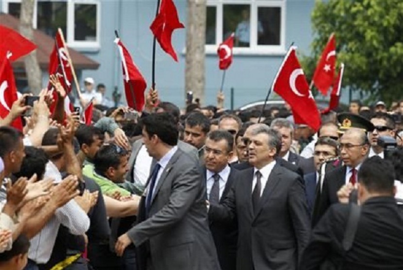 Turkey's President Abdullah Gul greets people as he visits one of the two blast sites, which resulted in the deaths of 51 people over the weekend, in the town of Reyhanli, in Hatay province near the Turkish-Syrian border, May 16, 2013. 