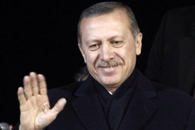 Turkey's Prime Minister Tayyip Erdogan greets his supporters upon arrival to Ataturk Airport in Istanbul December 27, 2013.
