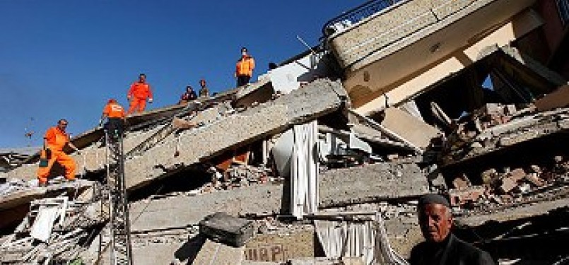 Turki kembali dilanda gempa terbesar dalam satu dekade berkekuatan 7,2 SR. Gempa terutama mengguncang kawasan timur negara itu