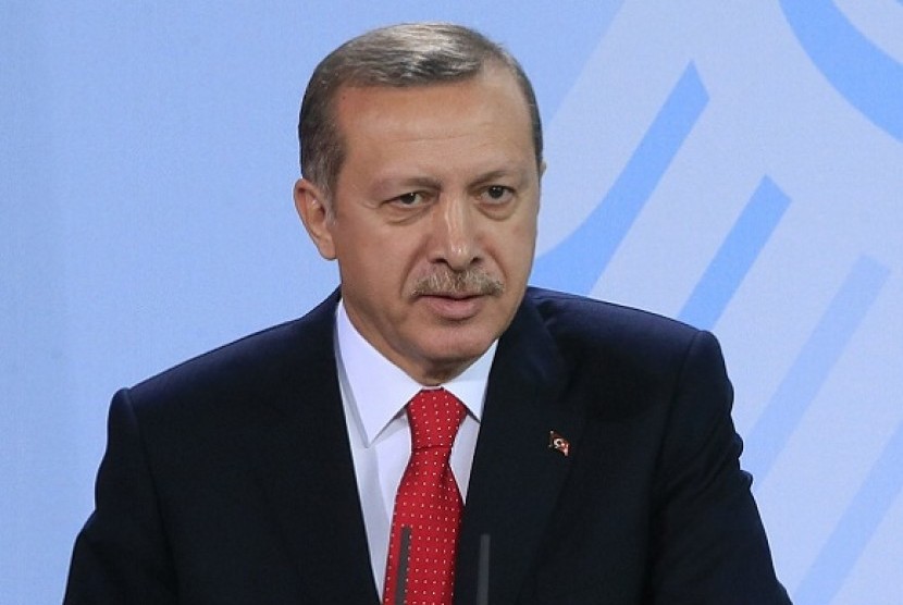 Turkish Prime Minister Tayyip Erdogan meet Egypt's president, the Qatari emir, and Hamas leader Khaled Meshaal in Cairo on Saturday. (file photo)  