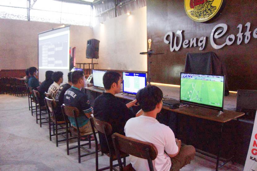 Turnamen e-sport Pro Evolution Soccer (PES) 2021 GMP di Weng Coffe Jalan Reformasi, Kota Pontianak, Kalimantan Barat berjalan semarak. 