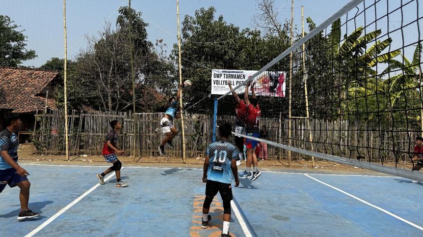 Turnamen voli bersama puluhan milenial yang berada di Desa Balonggandu, Dusun Kertasari rt 02/05, Kecamatan Jatisari, Kabupaten Karawang, Jawa Barat.