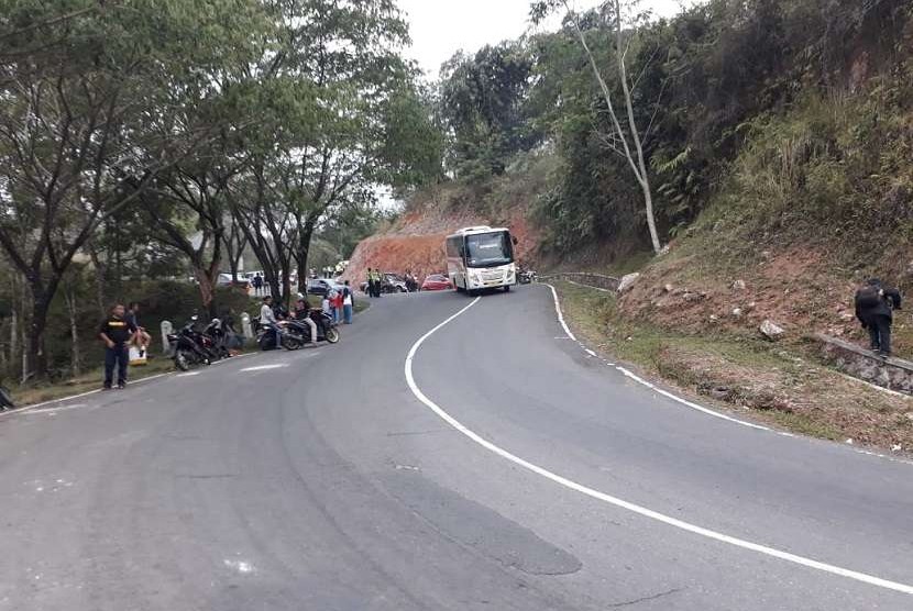 Turunan leter S di Jalur Cikidang Desa/Kecamatan Cikidang Kabupaten Sukabumi rawan terjadi kecelakaan karena banyak tikungan tajam pada Ahad (9/9).