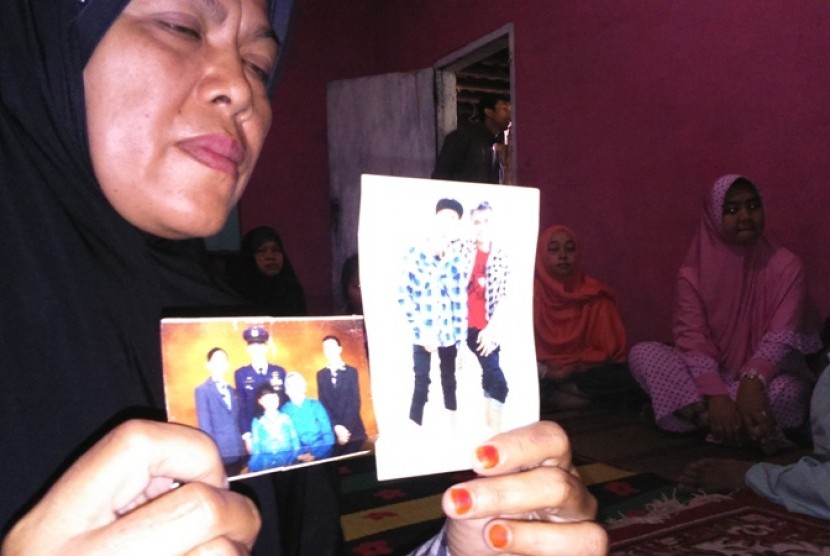 Tuti (46 tahun) ibu dari Alm Anjar Dea Okisa putra dari Pelda Endang Sunarli. Tuti sedang memegang foto Alm Anjar korban kecelakaan pesawat Hercules C-130 milik TNI AU yang jatuh menghantam pemukiman warga di Jalan Jamin Ginting, Medan, Selasa (30/6).