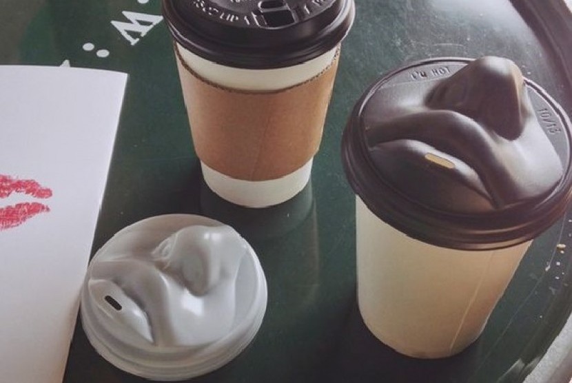 Tutup gelas kopi berbentuk bibir