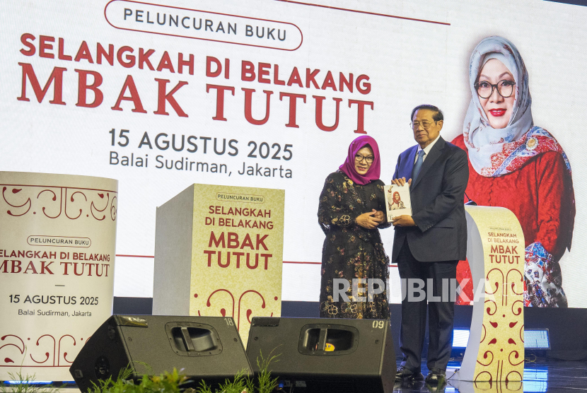Tutut Soeharto bersama Presiden ke-6 RI Susilo Bambang Yudhoyono (SBY) saat peluncuran buku Selangkah di Belakang Mbak Tutut, di Jakarta