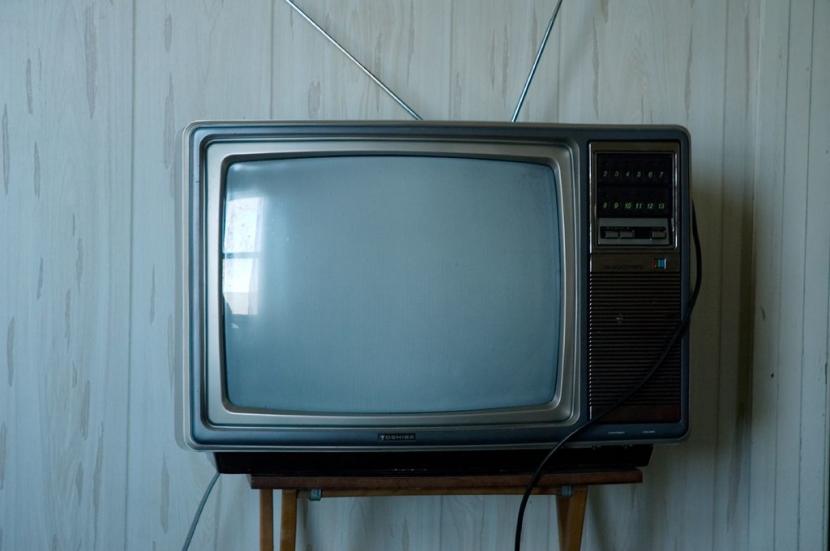 TV Analog (ilustrasi). Siaran televisi analog di Jabodetabek dan sejumlah daerah lainnya dimatikan malam ini
