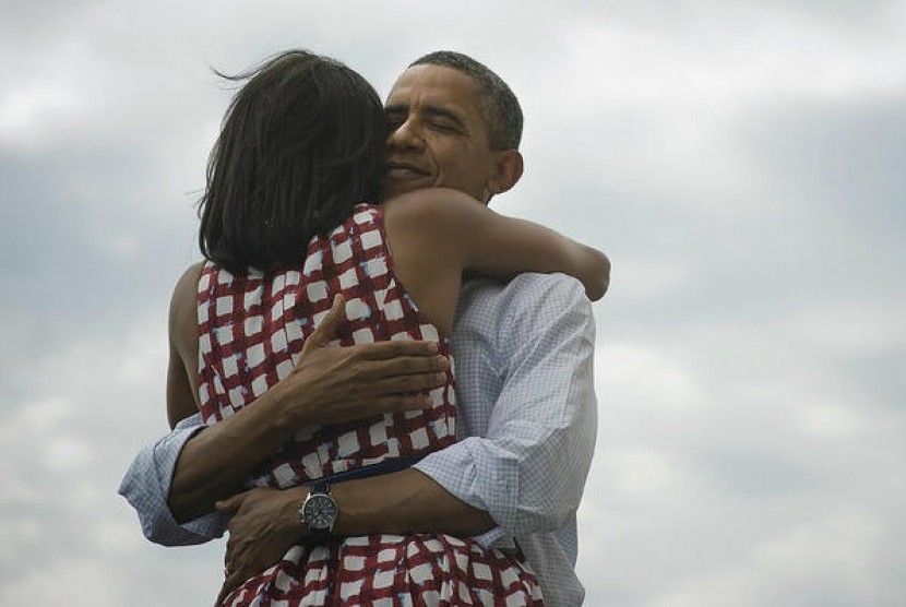 Tweet Obama yang bertuliskan 'Four more years' dan tampak memeluk mesra sang istri Michelle membuat kehebohan besar di jagad Twitter.