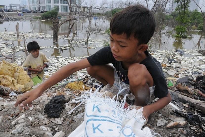 Two boys work as garbage scavengers in Muara Angke, Jakarta. (illustration)