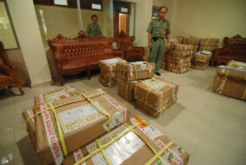 Two members of staff of ministry pf education and culture watch packages of national exam sheets in Manado, South Sulawesi on Monday. 