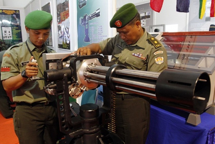 Two soldiers prepare automatic shotgun made by Indonesia. (file photo)
