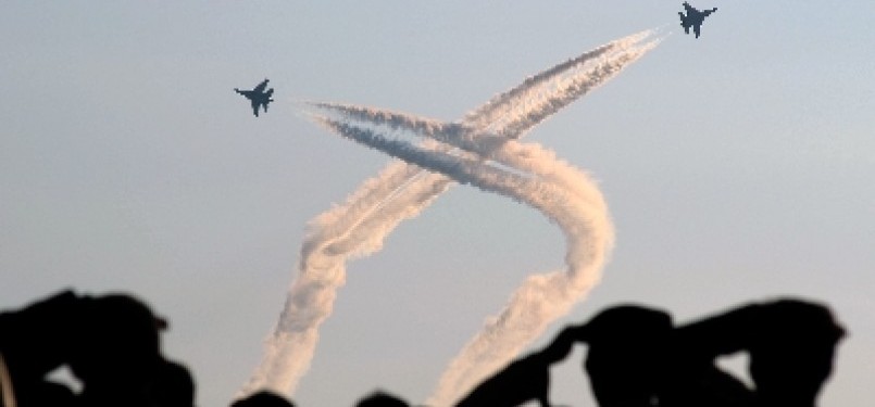 Two Sukhoi jet fighters perform in a festival in Indonesia, last year. (photo file)