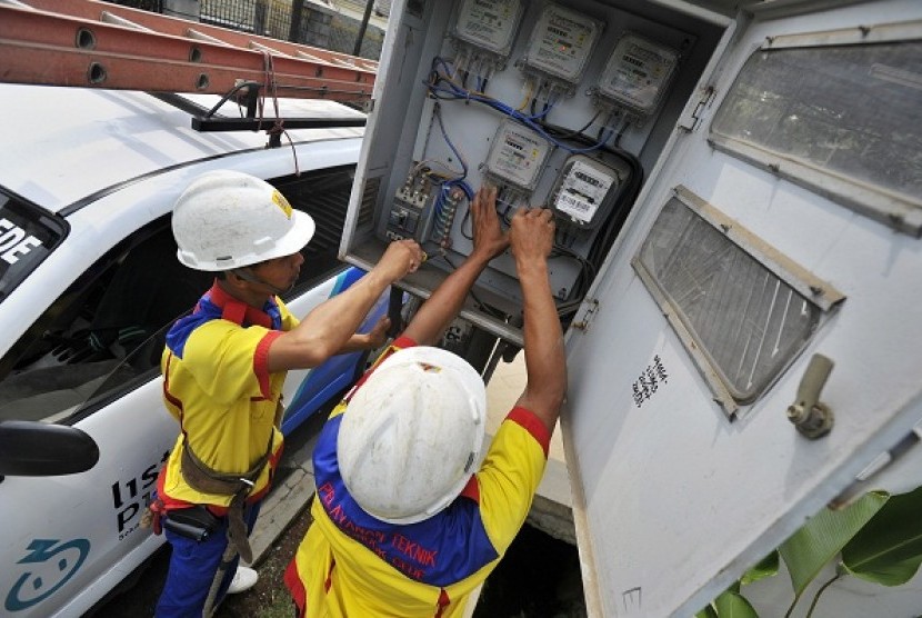 Two techinicans install an electrical circuit in Pondok Gede, East Jakarta. (Illustration)