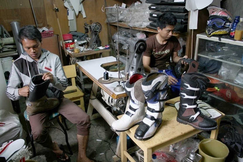 Two workers make shoes in a workshop in Bandung, West Java. Indonesia must prepare its products to competitive with products from other ASEAN coutries as ASEAN Community to be implemented in 2015. (llustration)