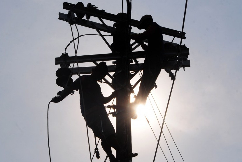 Two workers repair electricity facility in Tegal, Central Java, last week.  Electricity network between Indonesia and Malaysia as intercconnection plan starts in 2014.  