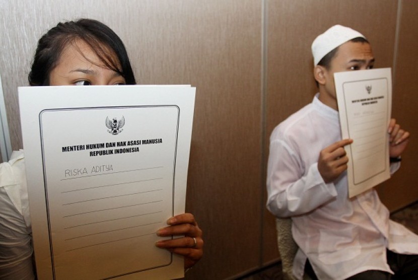 Two youths from juvenile correction center show their remission letters in Children's Day last year. (file photo)