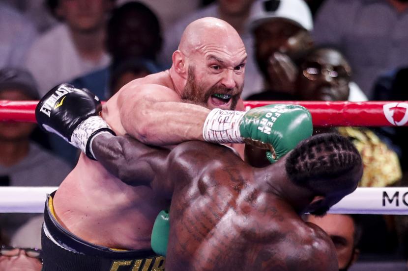 Tyson Fury dari Inggris (kiri) beraksi melawan Deontay Wilder dari AS dalam pertarungan gelar juara dunia kelas berat WBC 12 ronde di arena T-Mobile di Las Vegas, Nevada, AS, 09 Oktober 2021. 