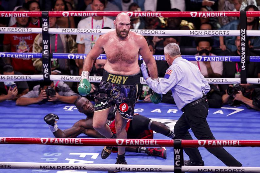 Tyson Fury dari Inggris pergi setelah Deontay Wilder dari AS terjatuh dalam pertarungan gelar juara dunia kelas berat WBC 12 ronde di arena T-Mobile di Las Vegas, Nevada, AS, 09 Oktober 2021. 