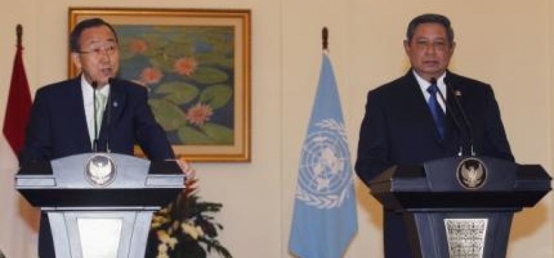 U.N. Secretary-General Ban, accompanied by Indonesia's President Susilo, speaks during a news conference at the Presidential Palace in Bogor