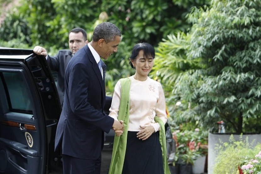 U.S. President Barack Obama and Myanmar pro-democracy leader Aung Sann Suu Kyi meet in Suu Kyi's home in Yangon November 19, 2012. 