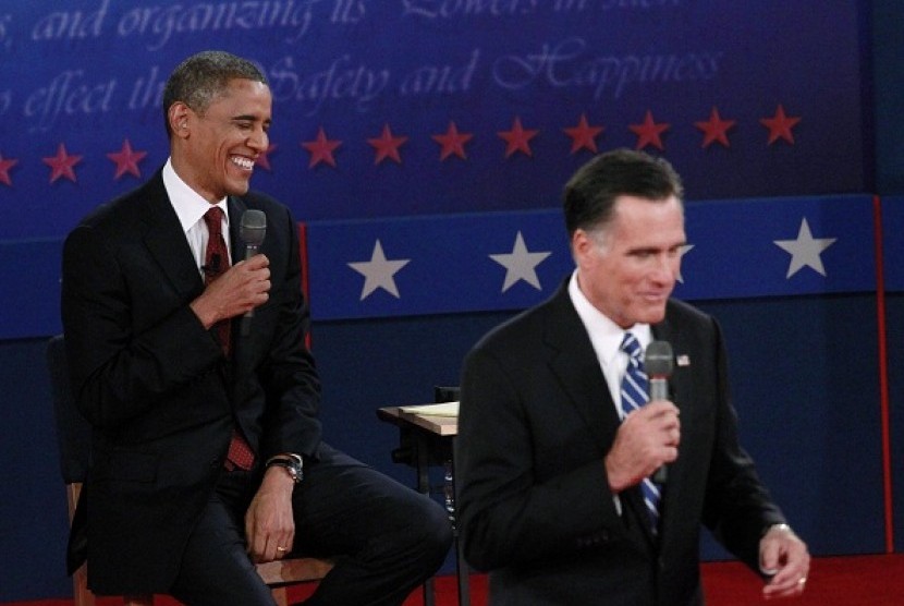 Presiden AS Barack Obama tertawa di belakang Capres dari Partai Republik Mitt Romney selama debat di kampenye putaran kedua di Hempstead, New York.