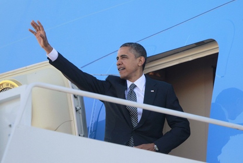 U.S. President Barack Obama steps aboard Air Force One at Andrews Air Force Base near Washington November 17, 2012. During his flight to Southeast Asia region, he phones Turkey Prime Minister Recep Tayyip Erdogan to discuss Israel and Gaza.