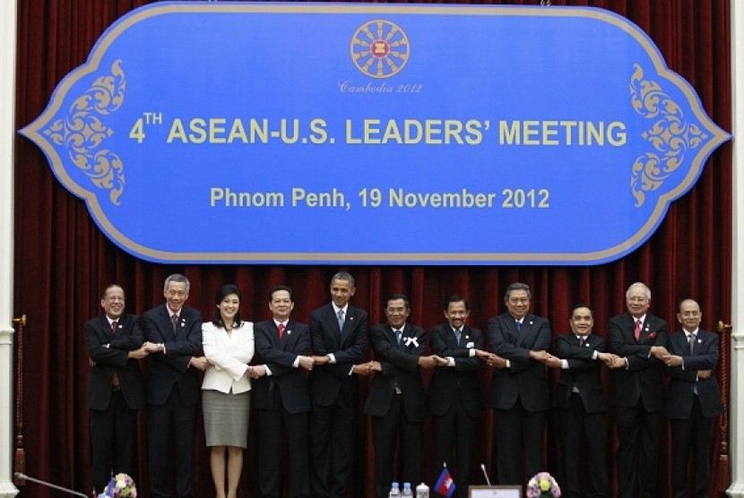 U.S. President Barack Obama (the fifth from left) participates in a family photo of ASEAN leaders during the ASEAN Summit at the Peace Palace in Phnom Penh, November 19, 2012.    