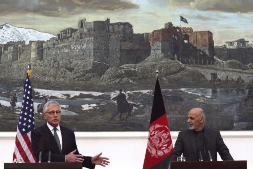 U.S. Secretary of Defense Chuck Hagel (left) speaks during a joint news conference with Afghanistan's President Ashraf Ghani in Kabul December 6, 2014.
