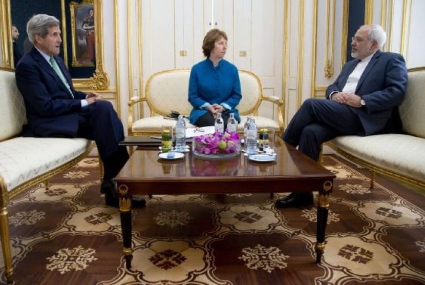 US Secretary of State John Kerry, European Union envoy Catherine Ashton, and Iran's Foreign Minister Mohammad Javad Zarif are photographed as they participate in a trilateral meeting in Vienna October 15, 2014.