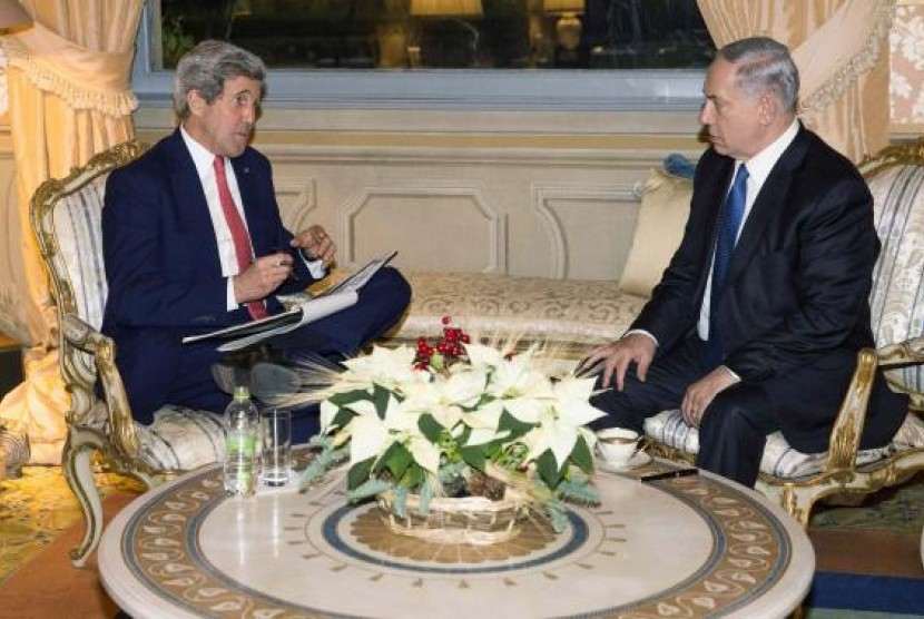  U.S. Secretary of State John Kerry (L) meets with Israeli Prime Minister Benjamin Netanyahu at Villa Taverna in Rome December 15, 2014.