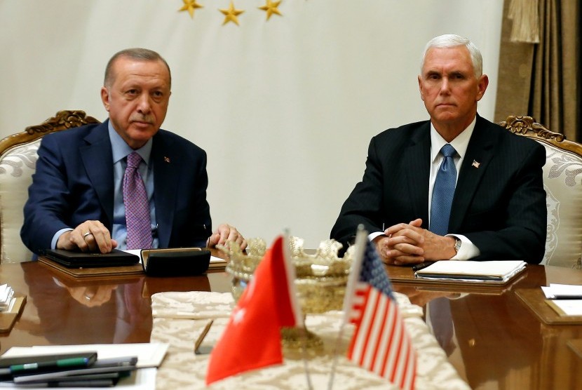 Wakil Presiden AS Mike Pence (kanan) bersama Presiden Turki Tayyip Erdogan di Istana Kepresidenan di Ankara, Turki, 17 Oktober 2019. 