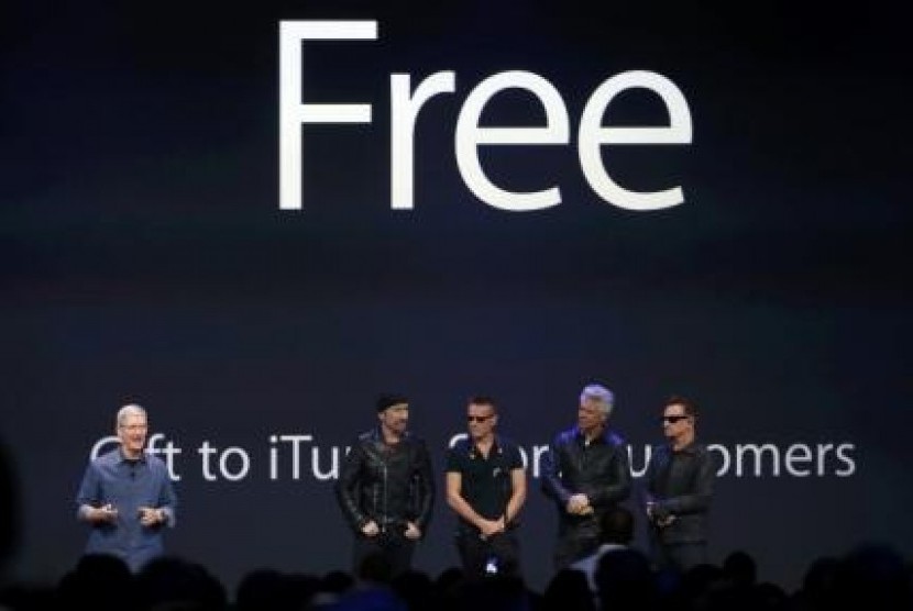 U2 bersama CEO Apple Tim Cook saat peluncuran album terbaru mereka.