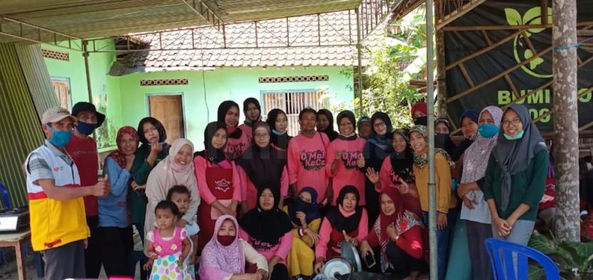 UAD melakukan pemberdayaan masyarakat guna mengoptimalkan lahan pekarangan warga melalui program bis beton lele di Ngunan-Unan, Srigading, Sanden, Kota Yogyakarta. 