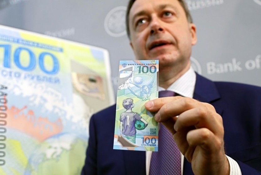 Uang kertas pecahan 100 rubel edisi khusu Piala Dunia 2018.