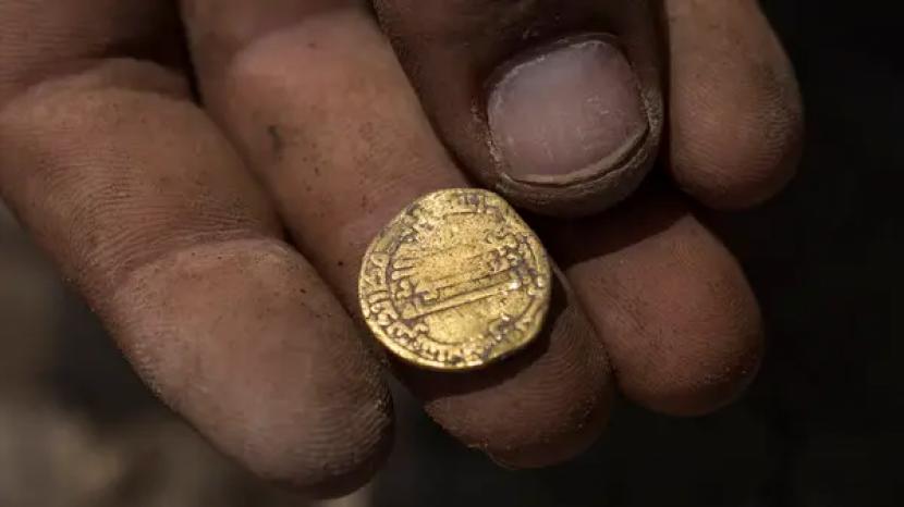 Uang koin massa Abassiyah yang ditemukan di kota Yavne, Israel.