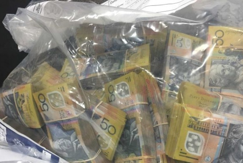 Uang kontan senilai 15 juta dolar AS atau sekitar Rp 150 miliar yang disita polisi terkait penangkapan Adam Cranston, anak bos kantor pajak Australia Michael Cranston.