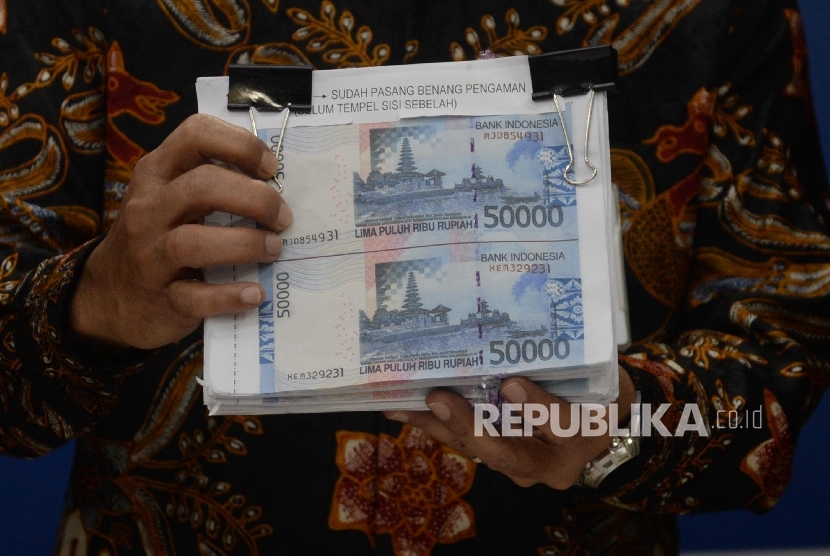 Uang palsu diperlihatkan saat rilis di Bareskrim Mabes Polri, Jakarta, Jumat (16/6).