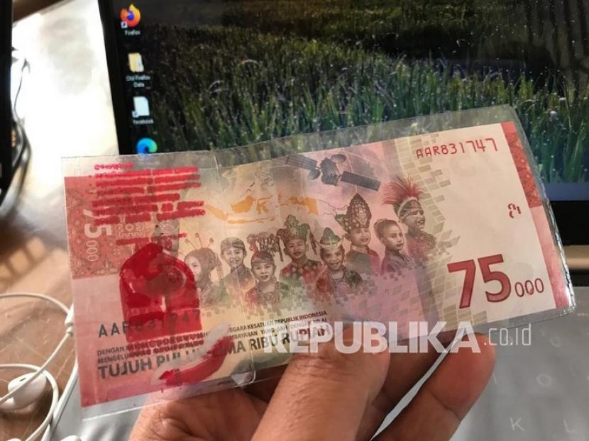 Uang peringatan HUT Kemerdekaan RI berupa pecahan Rp75.000 yang diedarkan di Perwakilan Bank Indonesia Sumatera Barat.