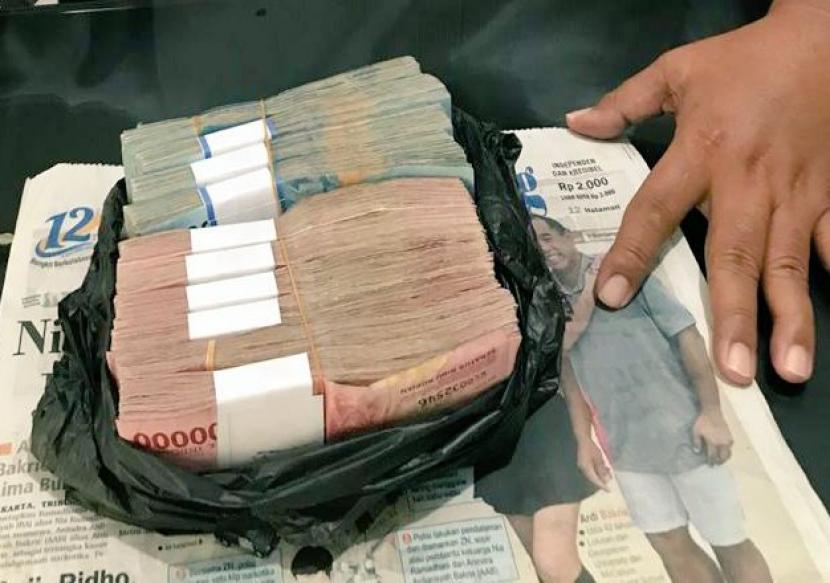 Uang senilai Rp 80 juta yang dikembalikan pengemudi ojol di Kota Bandarlampung ke penumpang.