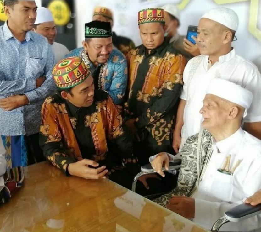 UAS Kabarkan Habib Muhammad bin Ahmad al-Attas Meninggal . Foto: Pertemuan UAS dengan Habib Muhammad bin Ahmad al-Attas (duduk kanan) pada akhir tahun lalu.