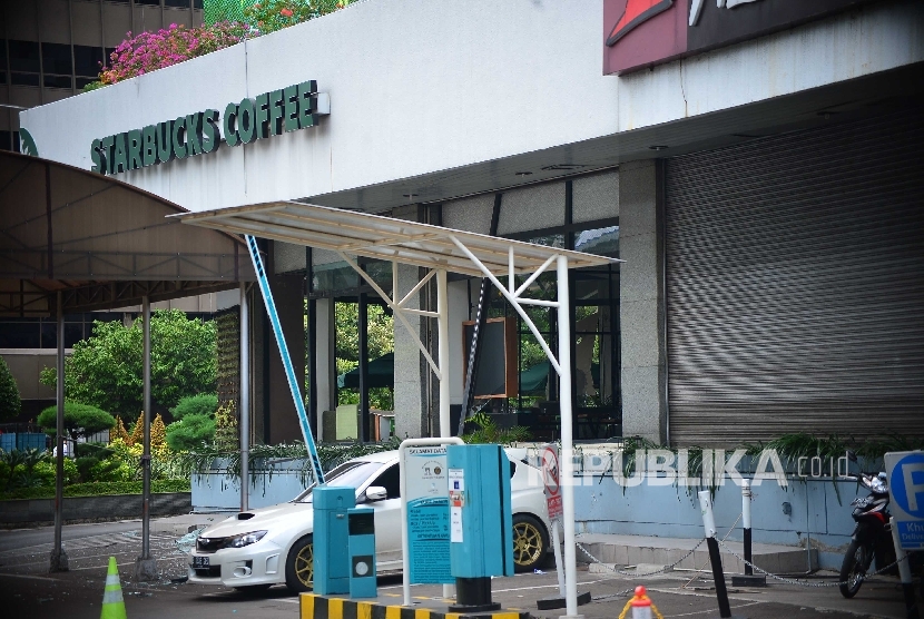 Suasana outlet Starbucks usai aksi pengeboman dan aksi penembakan oleh kelompok bersenjata di Jl MH Thamrin, Kamis (14/1). 