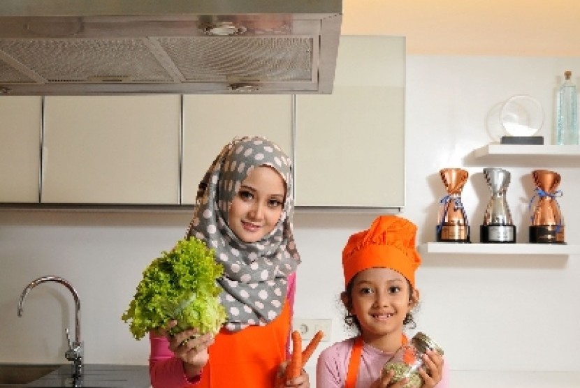 Ubah kegiatan masak menjadi aktivitas yang menyenangkan bagi anak.