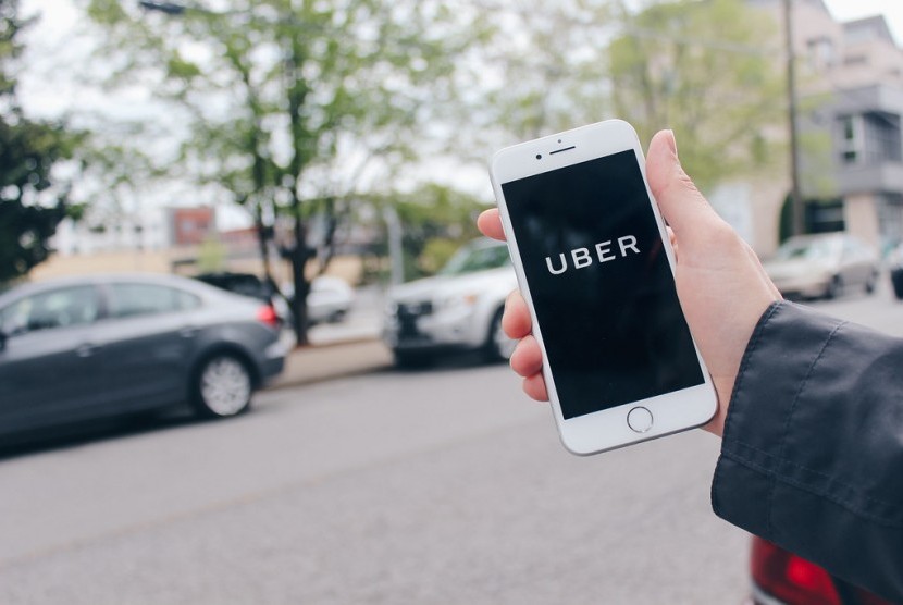 Uber Technologies Inc sedang menguji fitur yang memungkinkan beberapa pengemudi di California untuk menetapkan tarif mereka sendiri (Foto: aplikasi Uber pada ponsel pintar)