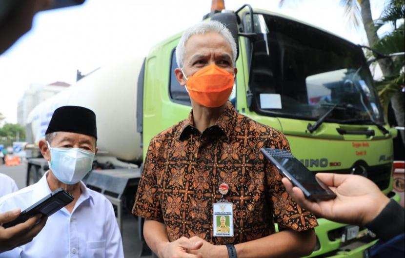 ubernur Jawa Tengah, Ganjar Pranowo bersama dengan Ketua Baznas Jawa Tengah, KH Ahmad Darodji saat menyerahkan bantuan oksigen untuk keperluan medis di RSUD Tugurejo, Kota Semarang, Jumat (30/7).