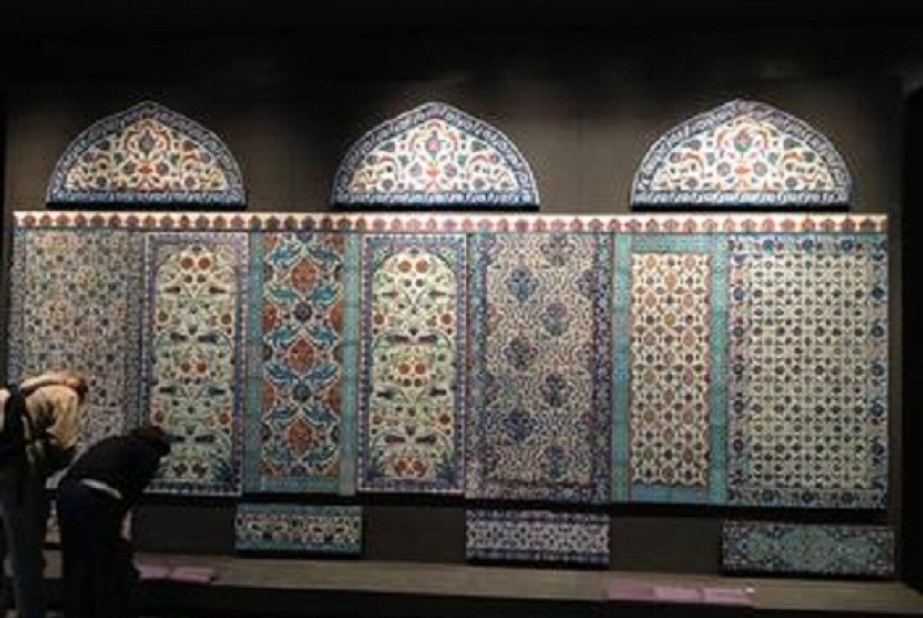 Ubin mosaik peninggalan Turki Ustmani yang dipamerkan di Museum Louvre, Paris, Prancis, yang diklaim Turki sebagai barang curian.