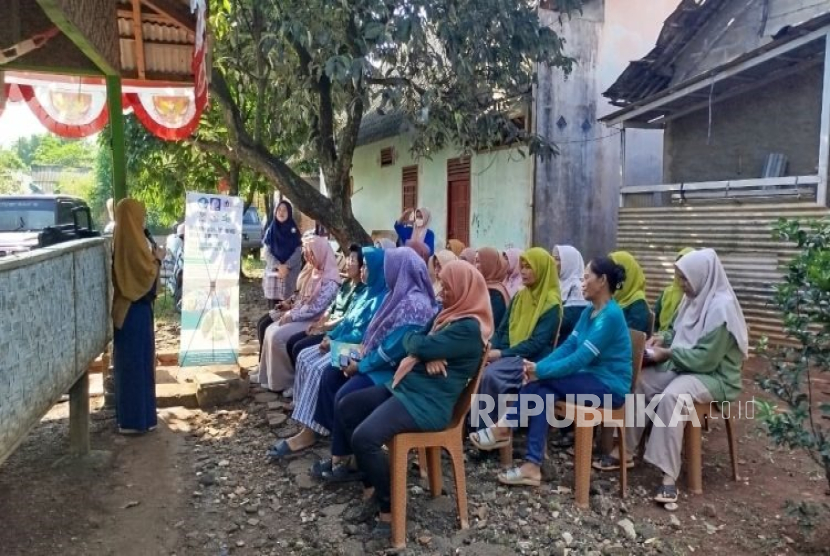 UBSI bersama UNM memberikan pelatihan mengenai implementasi teknologi urban farming kepada KWT Seruni, di Kabupaten Bogor. 